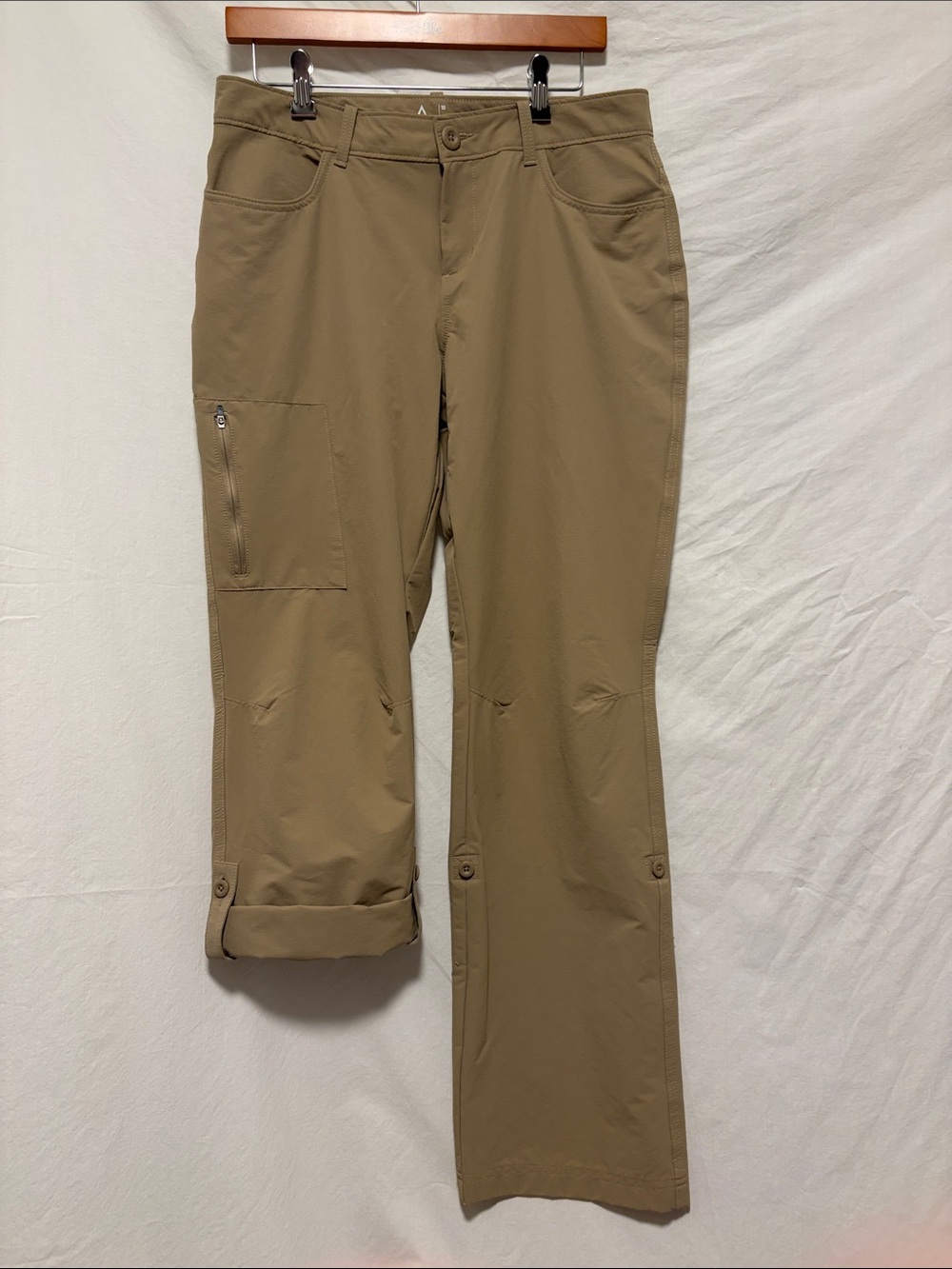 Like New - Ascend Women's Straight Leg Convertible Cargo Pants in Khaki size 10